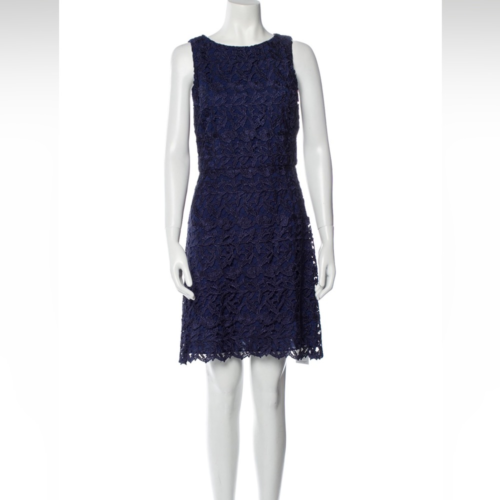 •   Sleeveless with Bateau Neckline‎